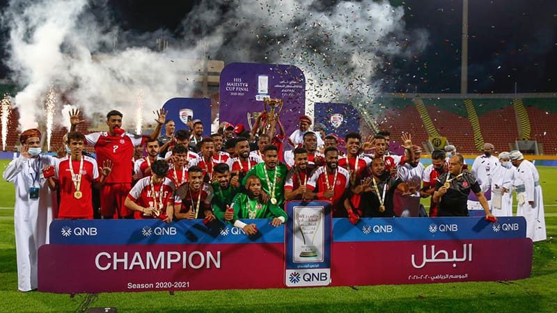 نادي ظفار بعد تتويجه بلقب بطولة كأس جلالة السلطان المعظم لكرة القدم